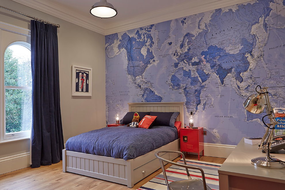 Карта мира на фотообоях в спальне мальчика