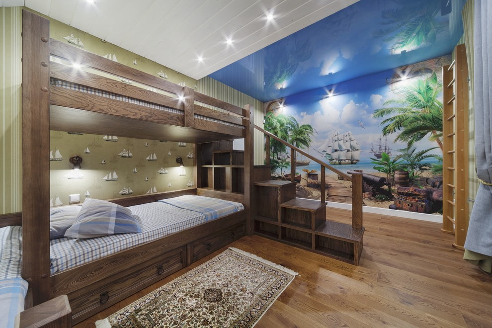 Деревянная кровать в два яруса в подростковой комнате