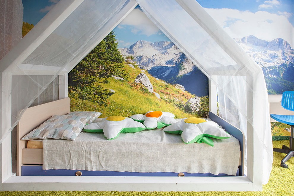 Детская кровать с шатром на фоне фотообоев с пейзажем