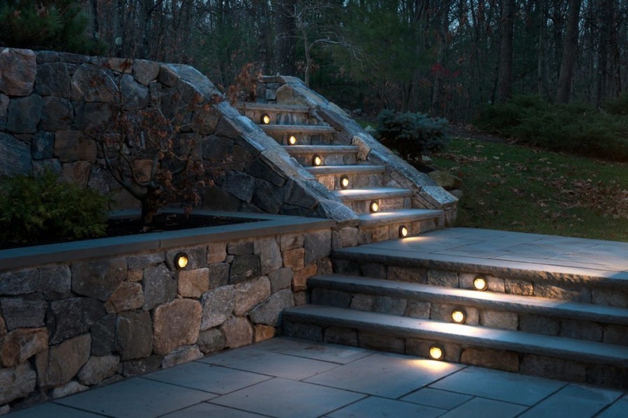 Точечные светильники в ступенях садовой лестницы