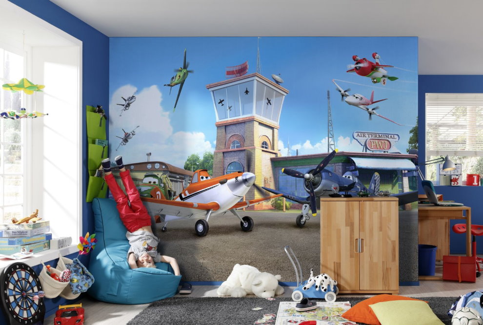Сказочный самолет на фотообоях в детской для мальчика