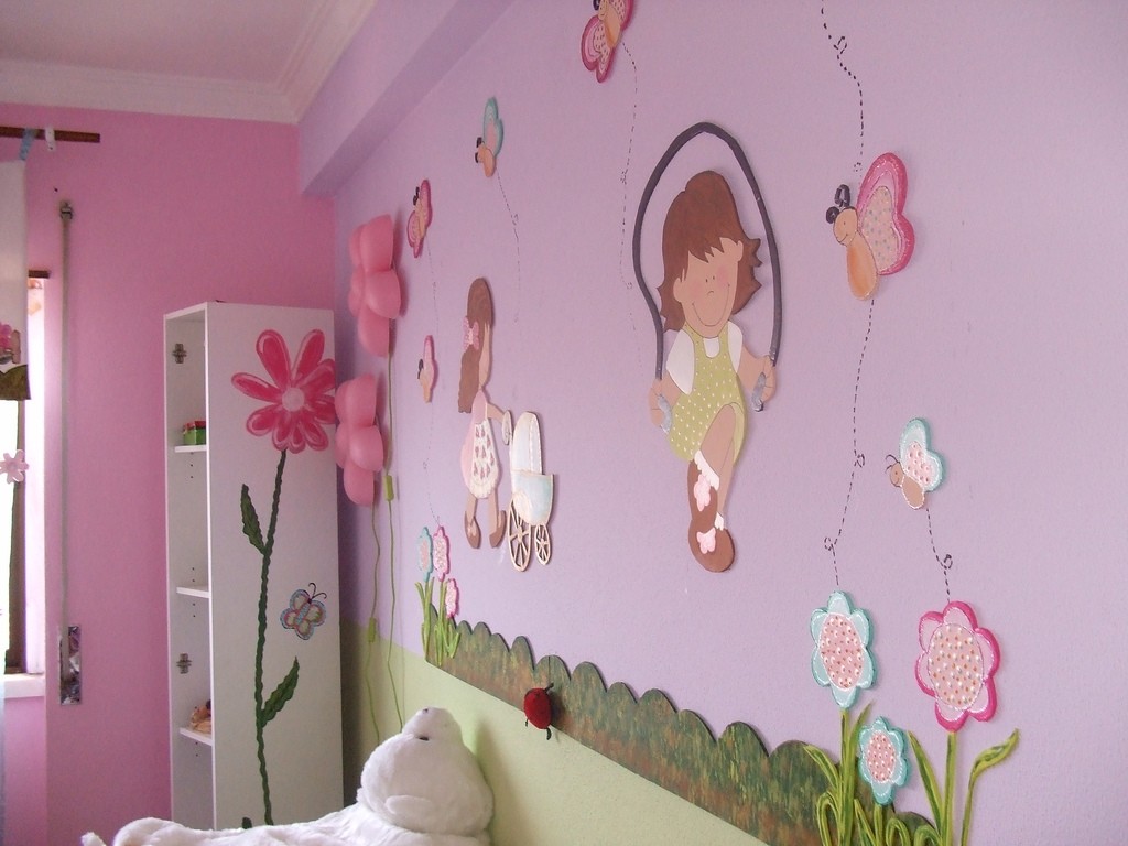 Аппликация на розовой стене детской комнаты