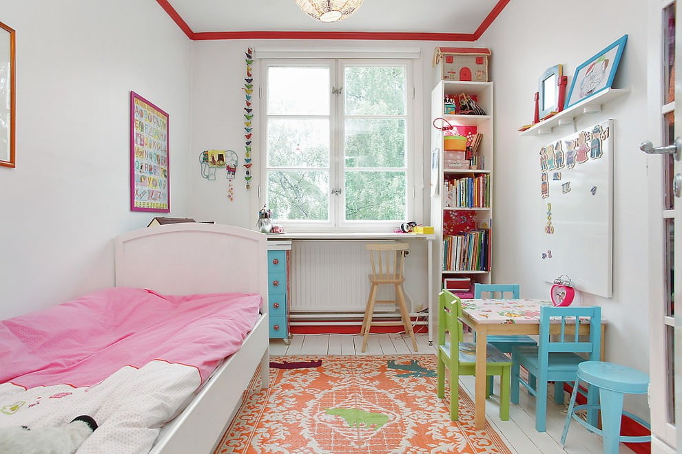 Красная окантовка на белом потолке в детской комнате