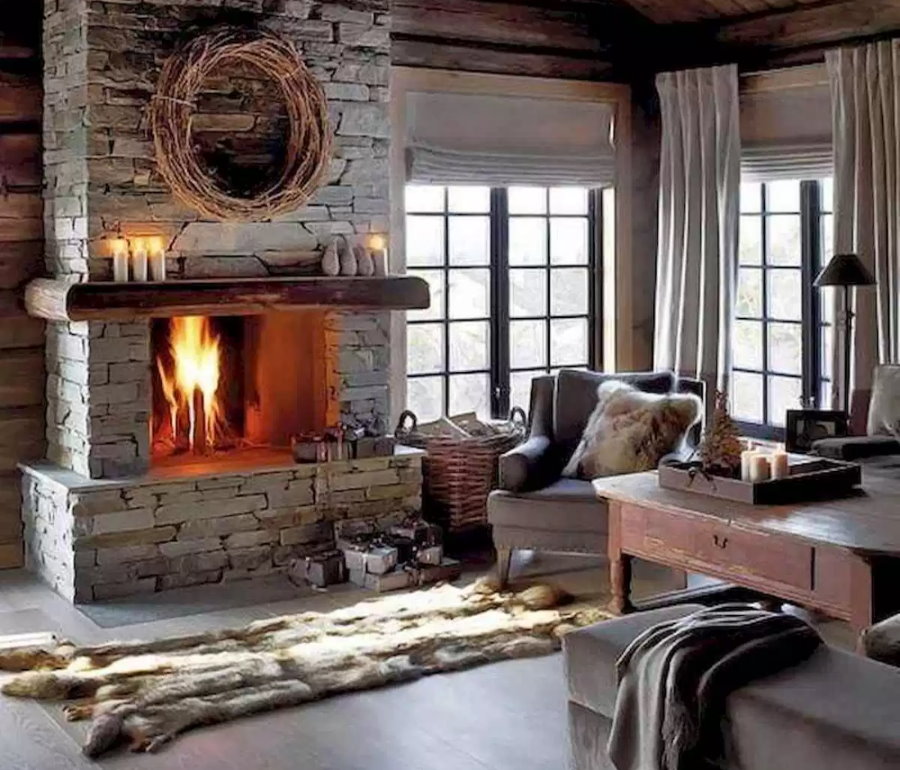 Камин в гостиной деревянного дома норвежского стиля