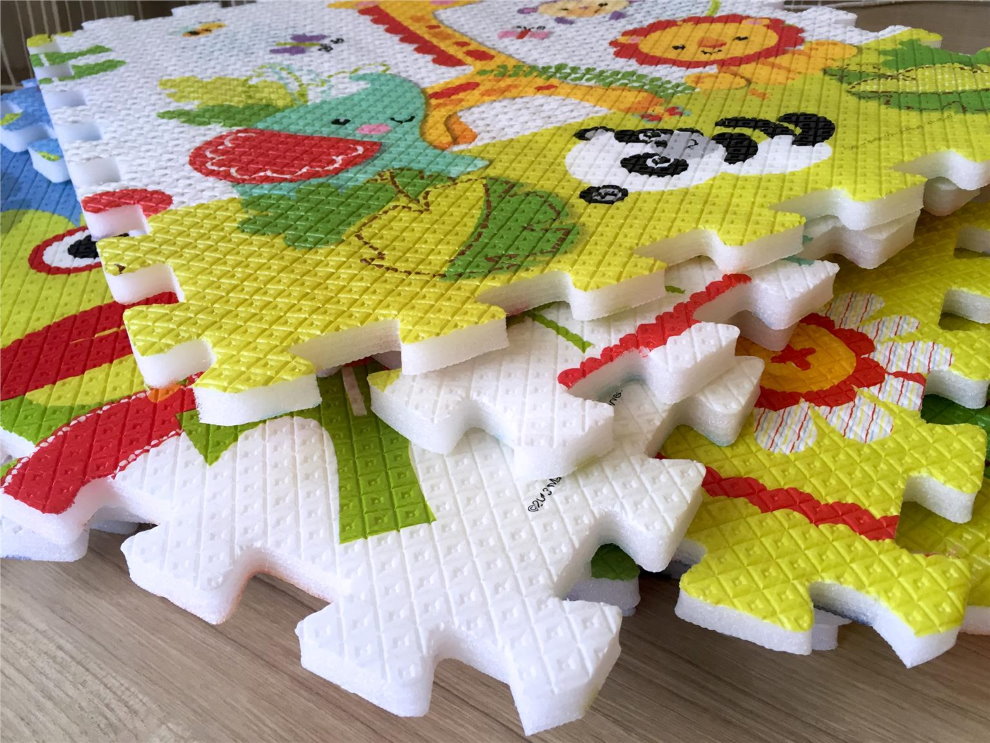Шипы и пазы на мягких плитках детского коврика