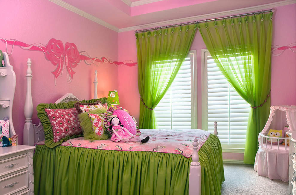 Зеленый текстиль в розовой комнате девочки