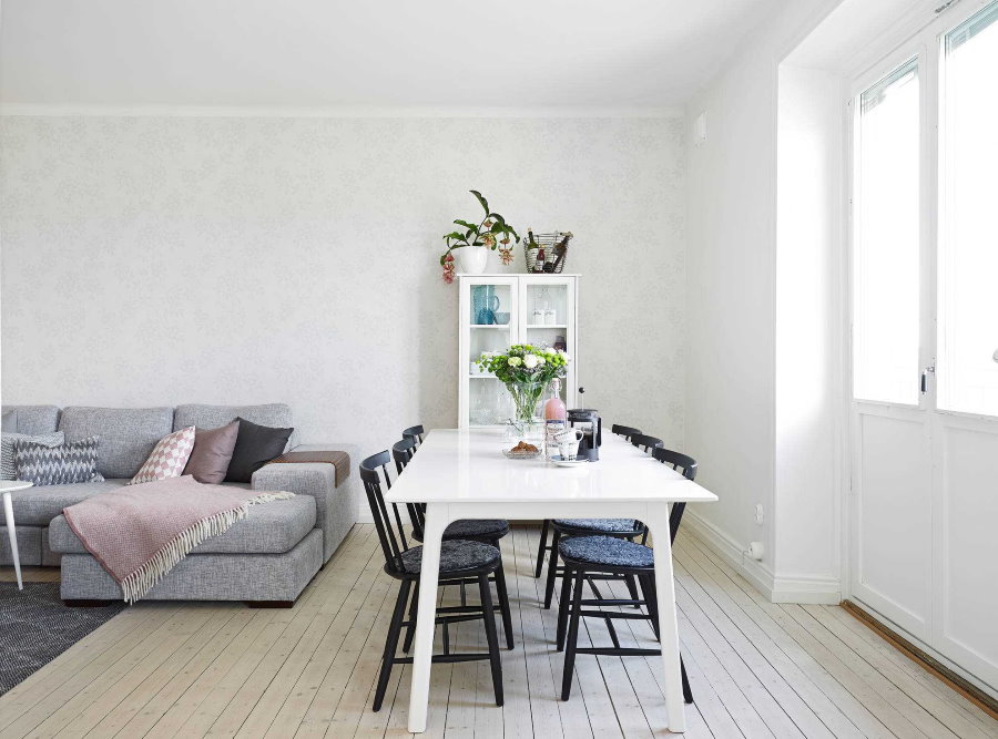 Серый диван в белой кухне-гостиной