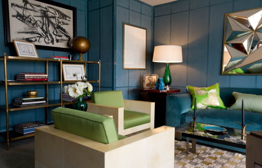 Сочетание синего дивана с зелеными акцентами