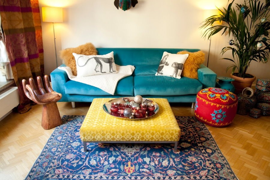 Раскладной диван с обивкой синего цвета