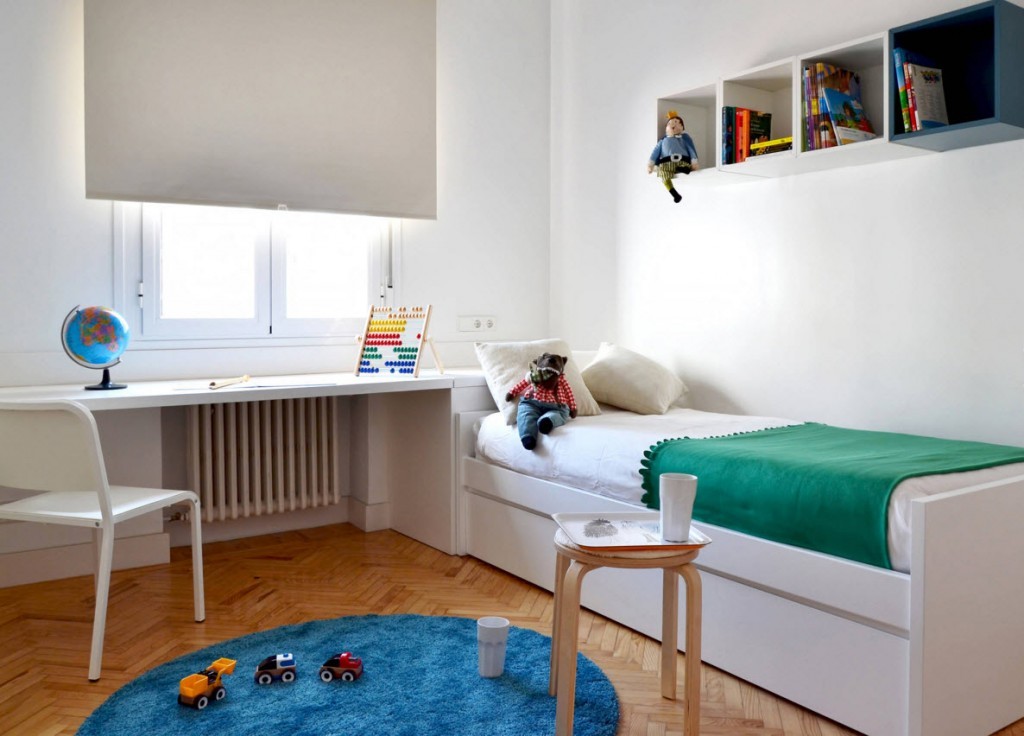 Белая мебель в детской комнате хрущевки