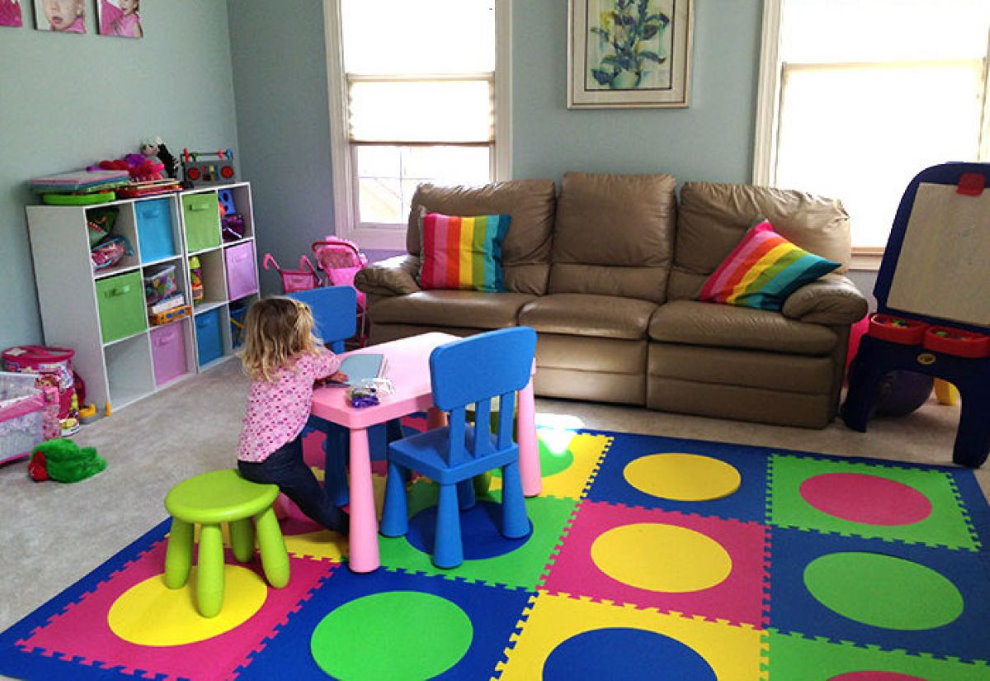 Игровая зона детской комнаты с мягким ковром