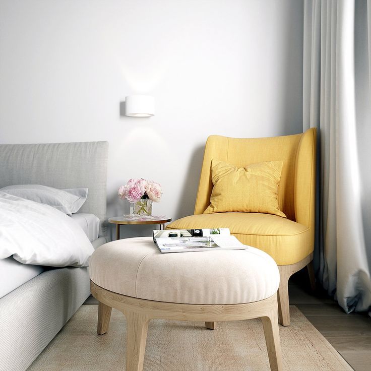 Желтое кресло около серой кровати