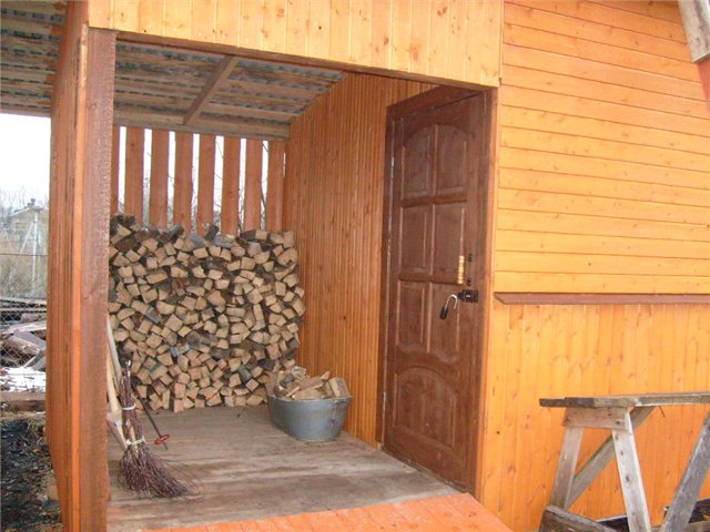 Можно ставить отдельный дровяной сарай, а можно сделать дровяное отделение в обычном сарае.