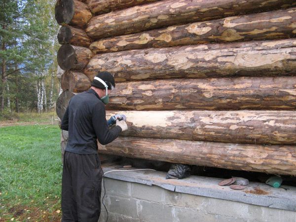 Шлифовка стен сруба деревянного