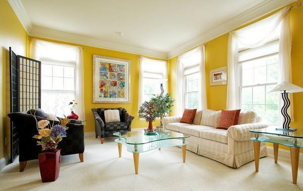 В интерьере гостиной желтый цвет прекрасно сочетается с пастельными оттенками