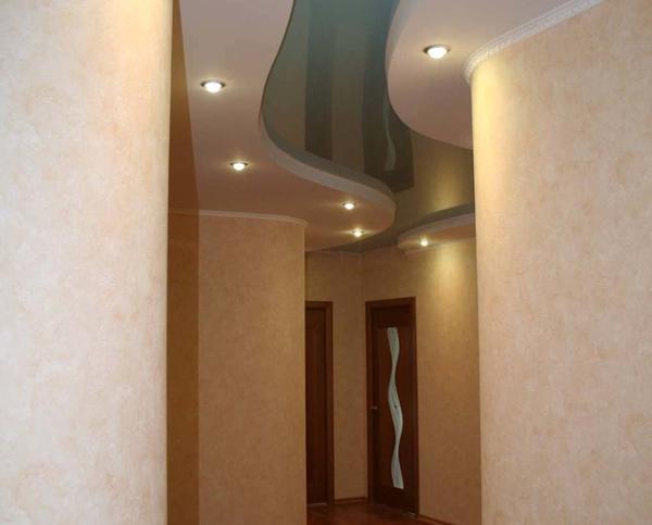 Выбирать материал для отделки потолка в коридоре стоит исходя из размеров, формы и высоты потолочного покрытия