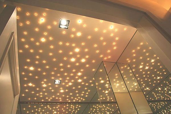 Освещение - главная функция встроенных светильников. Различные подвески и фигурные элементы будут лишними на подвесных потолках