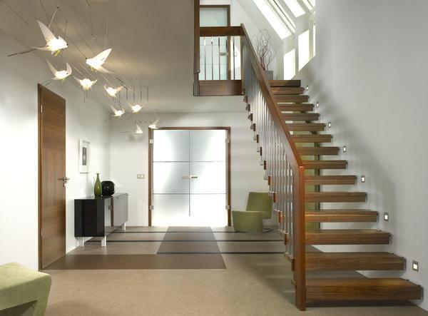 Освещение лестницы необходимо в больших домах, однако его часто используют и в маленьких 