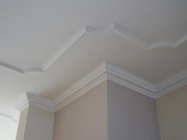 Плинтус из пенопласта одинаково применим в различных конструкциях подвесного потолка