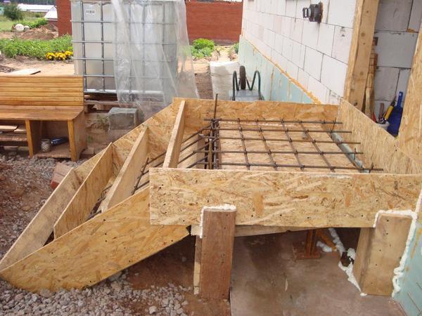 Сделать бетонную лестницу прочнее можно благодаря конструкции из арматуры или металла 
