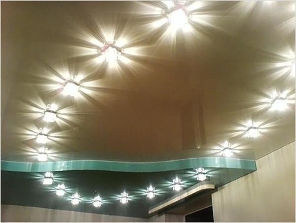 Встраиваемые светильники в натяжной потолок располагаются в пространстве, образованном капитальным потолочным основанием и полотном натяжного потолка