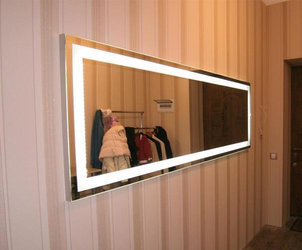 Подсветку для зеркала можно осуществить несколькими способами, к примеру, светодиодной лентой или софитами
