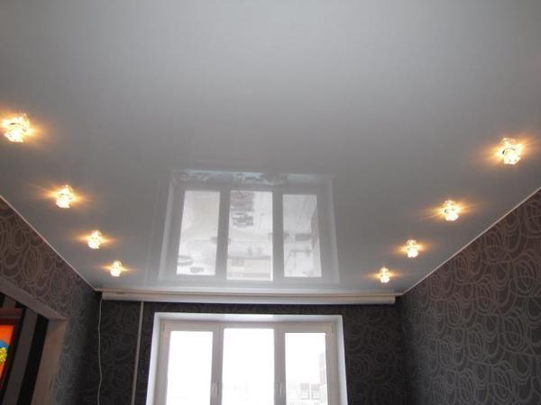 Натяжной потолок, выполненный из высокотехнологичной ПВХ-пленки, сделает интерьер вашей квартиры уникальным и уютным