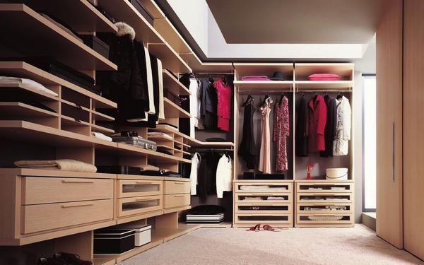 Обустраивать гардеробную необходимо с учетом размеров и особенностей помещения
