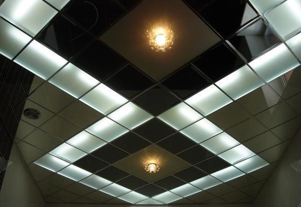  Не рекомендуется увеличивать нагрузку на реечные потолки за счет громоздких деталей, поэтому наилучший вариант оформления - светодиодный светильник