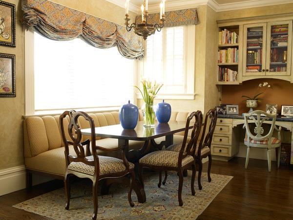 Деревянные стулья с изящными изгибами отлично дополняют стол, расположенный в классической гостиной 