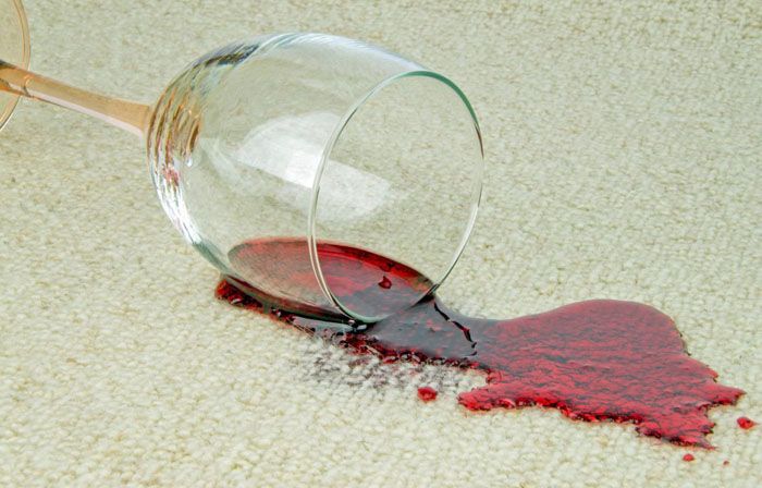 Свежее красное винное пятно легко удалить с помощью соли