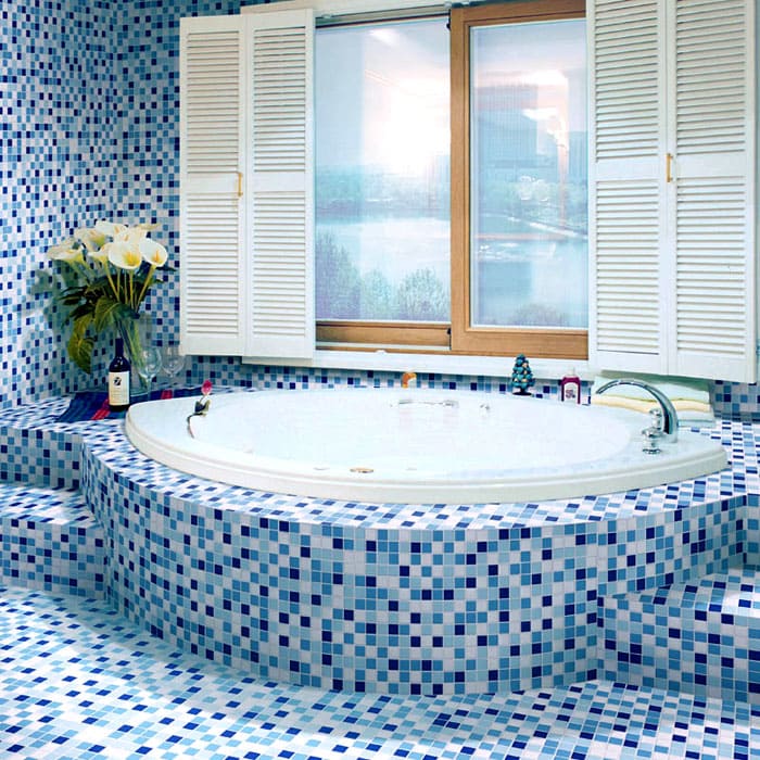 Облицовка керамической мозаикой в ванной комнаты выполняется на влагостойкий клей