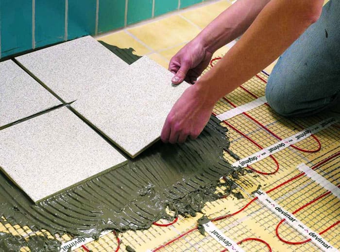 Укладка керамической плитки на тёплый пол выполняется клеевой смесью с высокой эластичностью