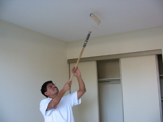 как сделать потолок Покраска потолочного покрытия