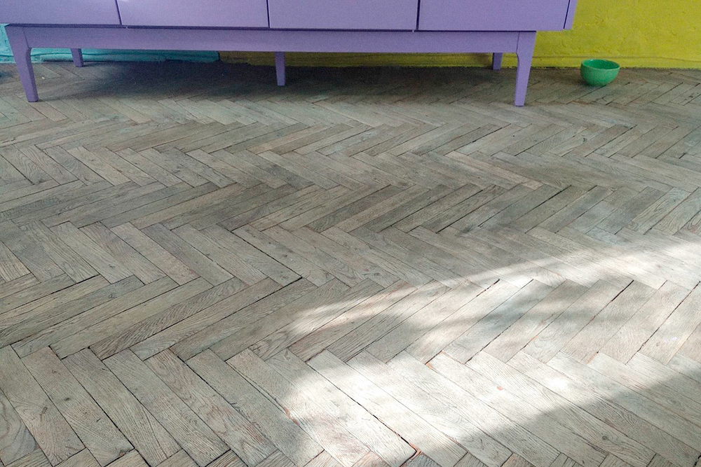 В комнате хорошо сохранился паркет. Я только почистила его щеткой за 110 <span class=ruble>Р</span> и раствором нашатыря, который убирает грязь. За счет этого доски стали светлее. Но если его отциклевать и покрыть лаком, будет вообще шикарно