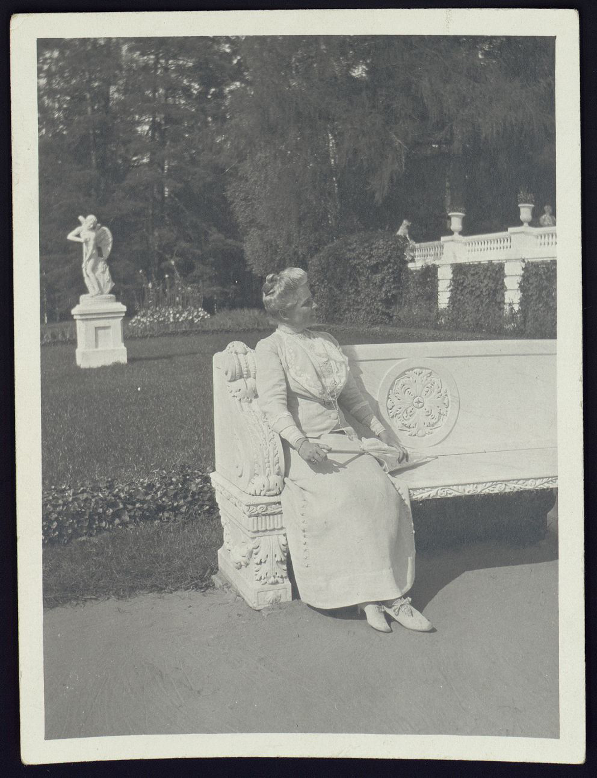 З.Н. Юсупова на мраморной скамье на нижней террасе в Архангельском. 1900-е