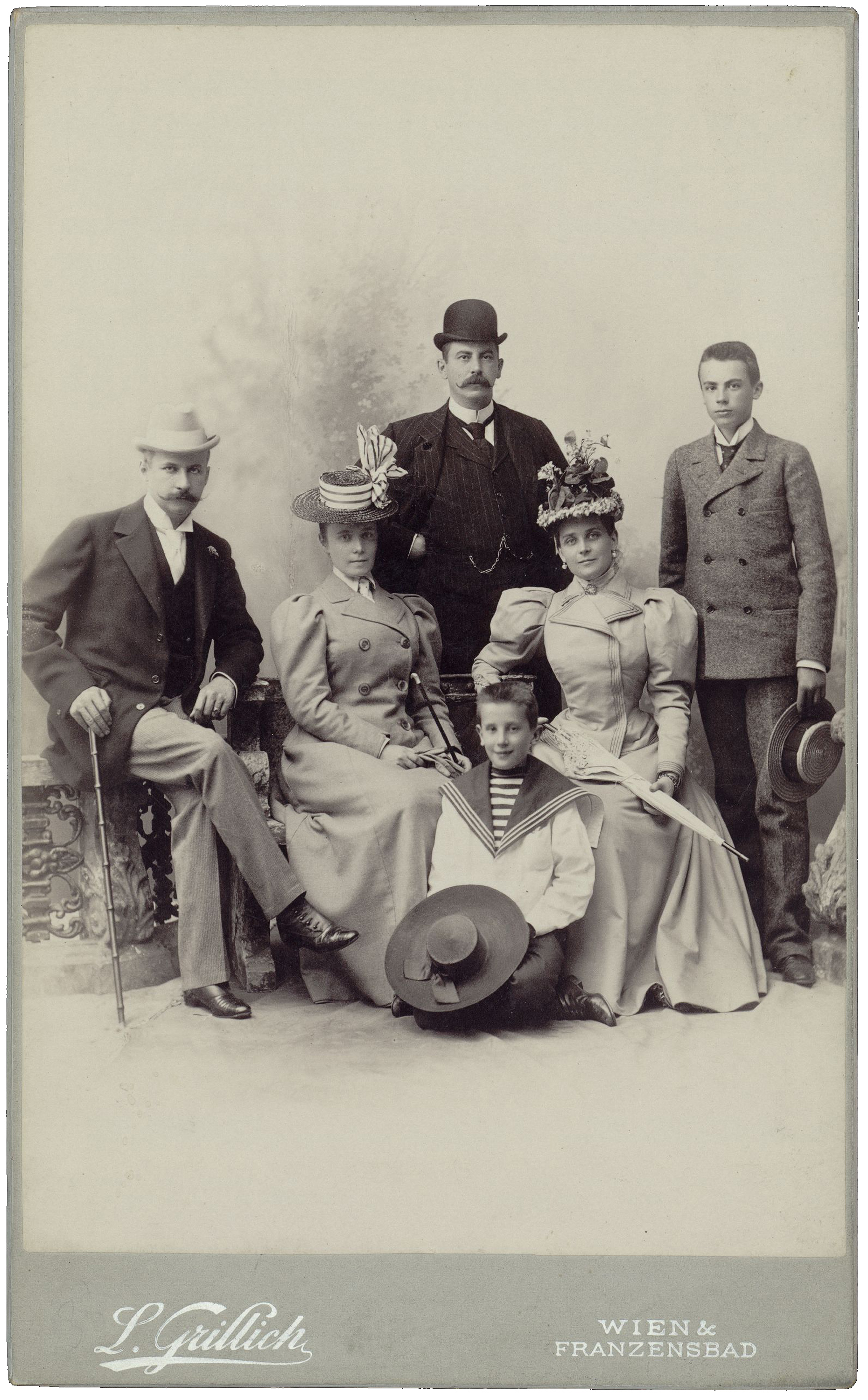 Семья князей Юсуповых, графов Сумароковых-Эльстонов с Н.Ф. Сумароковым-Эльстоном (крайний слева) и его супругой (вторая слева). 1900-е