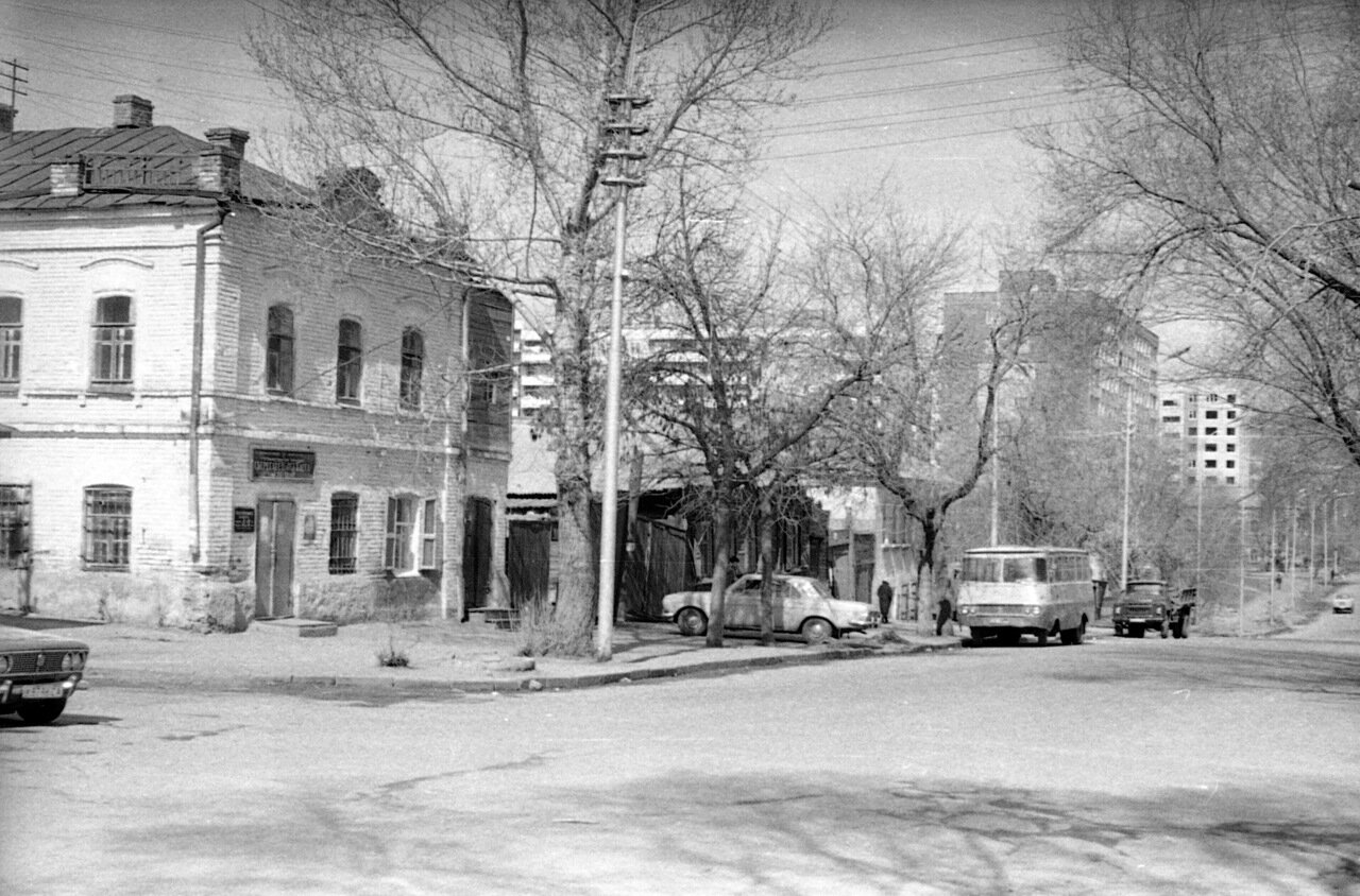 Улица Чапаева от Зарубина в сторону Большой Горной. 1983
