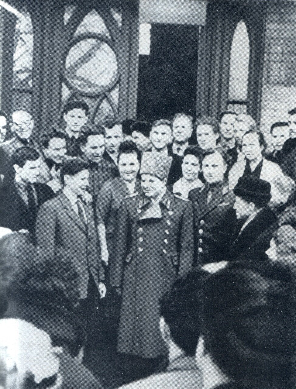 Гагарин у входа в Аэроклуб. 1965