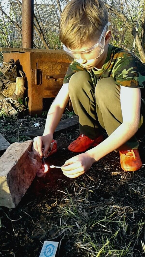 Рядом с каждой норкой устанавливаем кирпич или плоскую железяку. 
Берём петарду, поджигаем и осторожно и быстро опускаем в норку