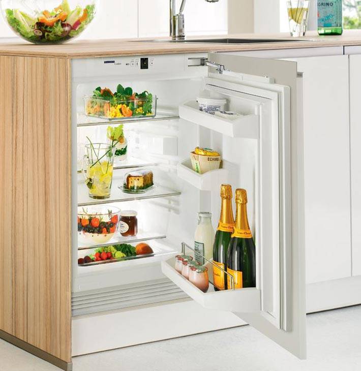 встроенный холодильник под столешницу на маленькой кухне