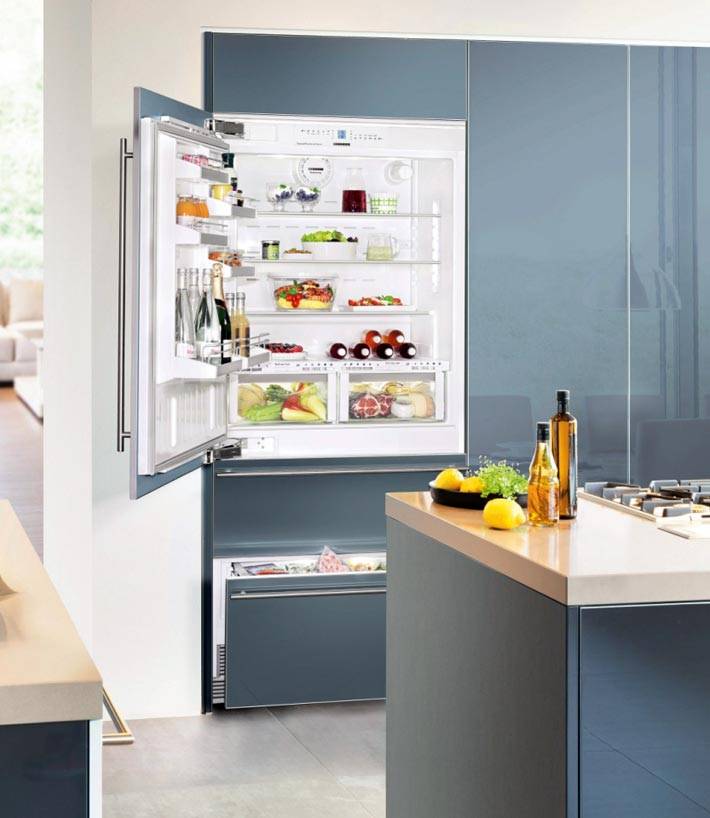 Глянцевая кухня со встроенным холодильником