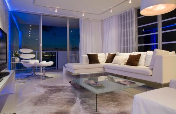 Контрастные диванные подушки в белой гостиной