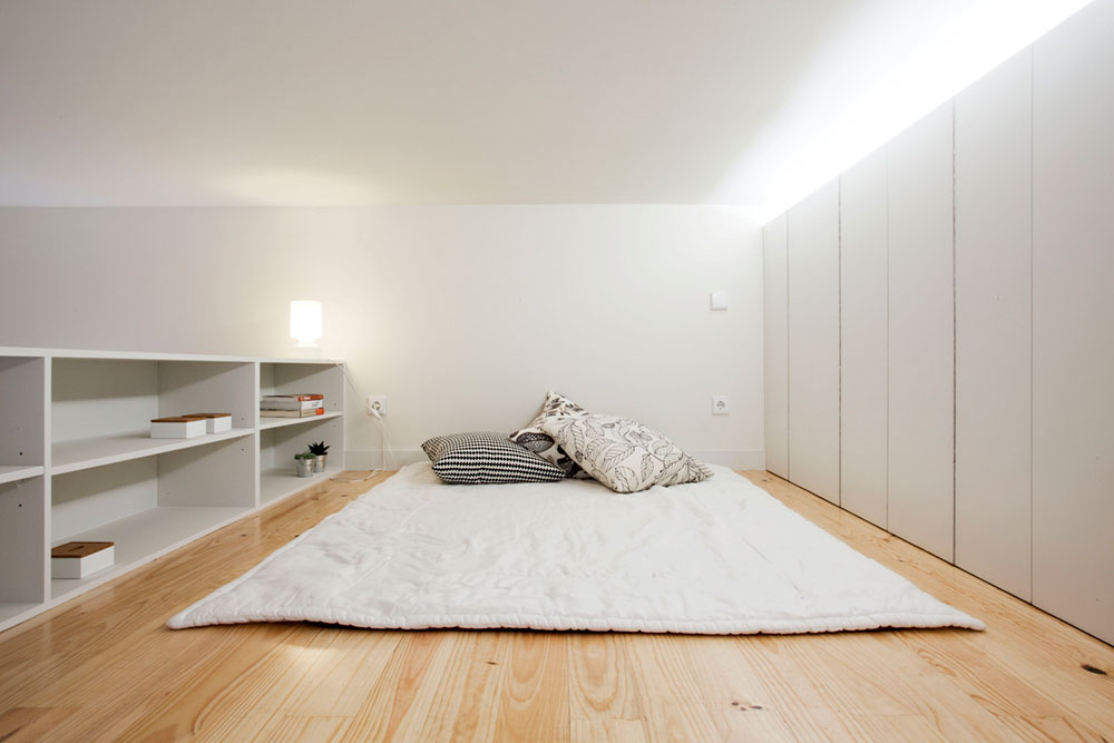 Интерьер маленькой квартиры-студии в светлых оттенках - спальня