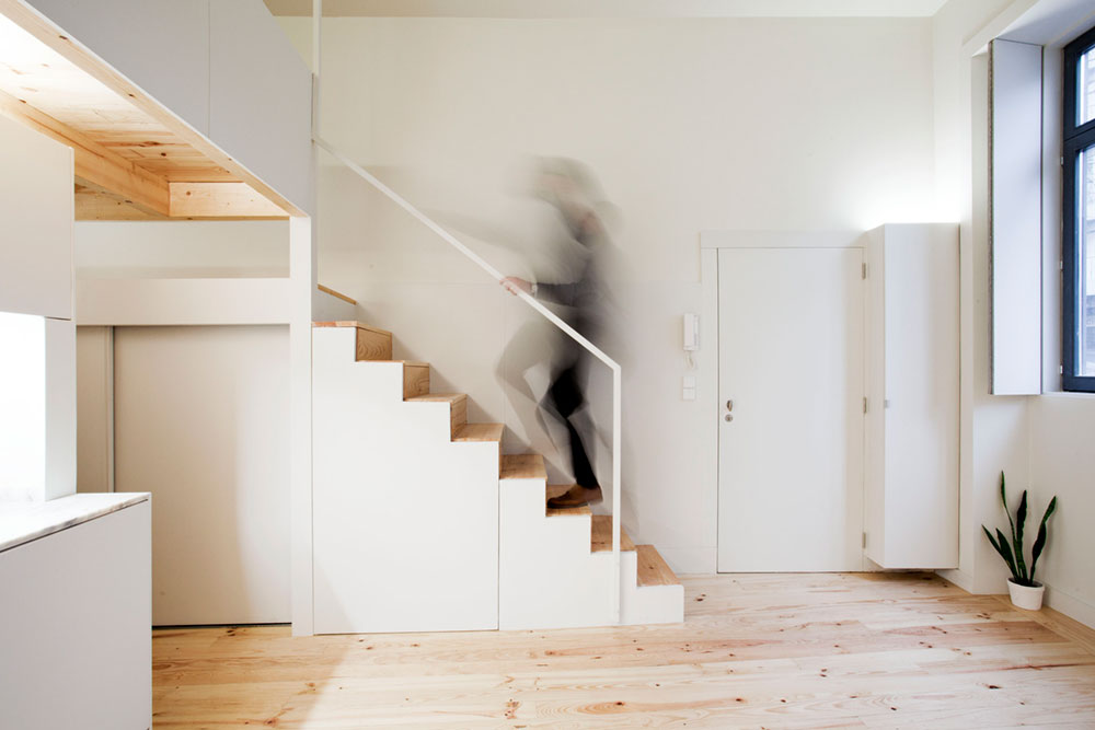 Интерьер маленькой квартиры-студии в светлых оттенках - лестница