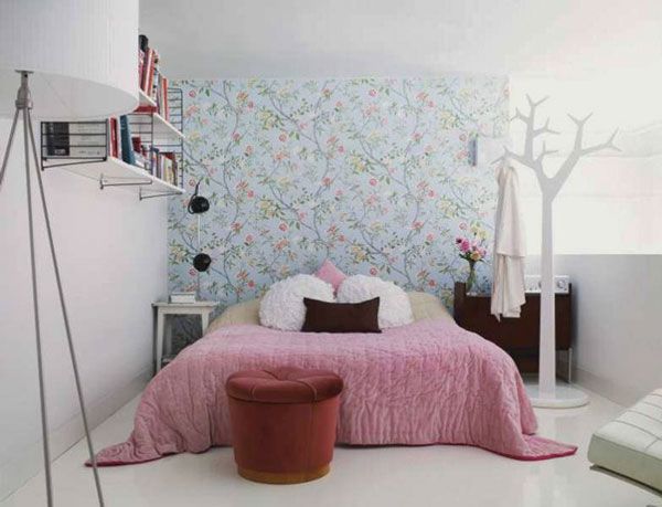 Растительный орнамент на стене в спальне