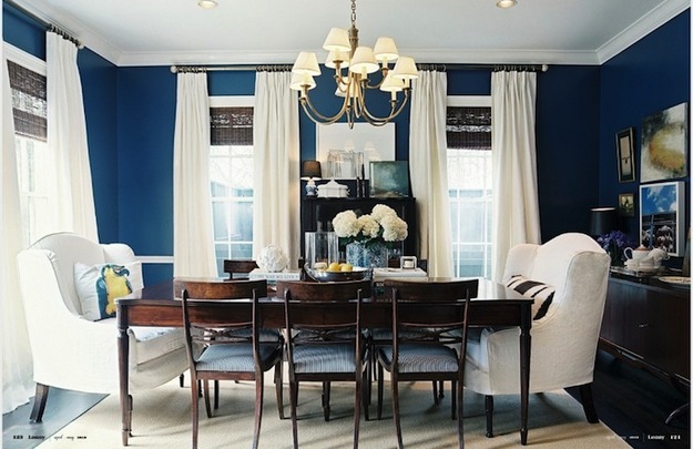 Синие стены в столовой с низкими потолками