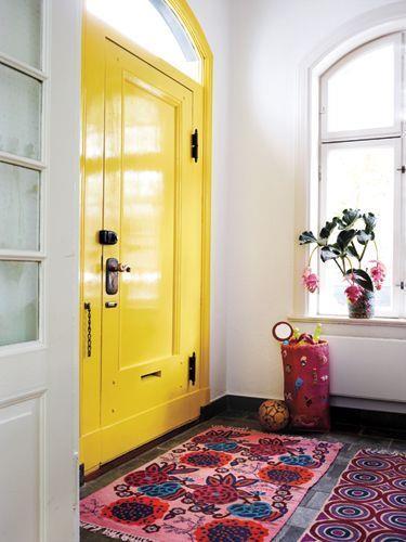 Желтая дверь в прихожей