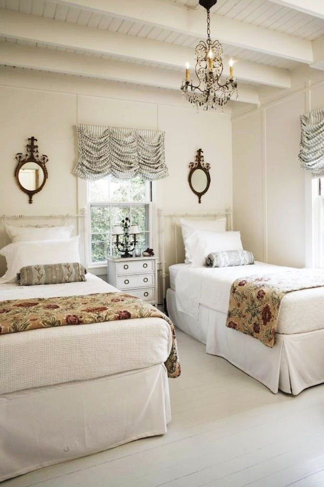 Спальня с двумя кроватями - вариант в белых тонах