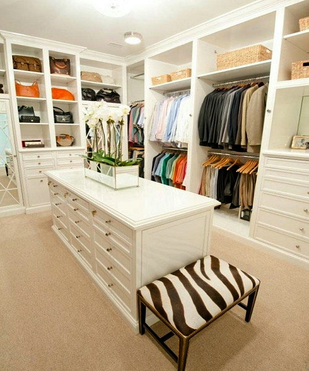 Белая мебель в гардеробной